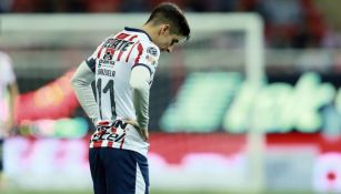 Isaác Brizuela lamentándose en un partido con Chivas