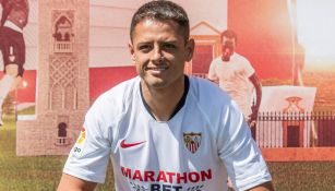 Chicharito Hernández posa con la playera del Sevilla 