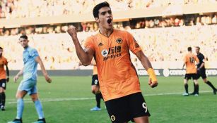 Raúl Jiménez celebra un tanto con el Wolverhampton 