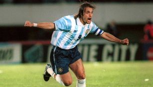 Gabriel Batistuta, festeja un gol con Argentina