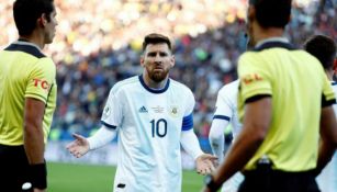 Lionel Messi reclama una decisión en Copa América 