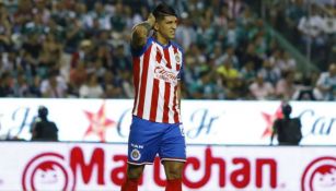 Alan Pulido se lamenta en un juego de Chivas