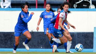 Acción durante el Cruz Azul vs Chivas Femenil