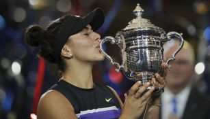 Bianca Andreescu con el trofeo del US Open