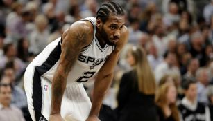 Kawhi Leonard durante un partido con los Spurs