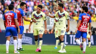 Acción durante el encuentro entre Chivas y América