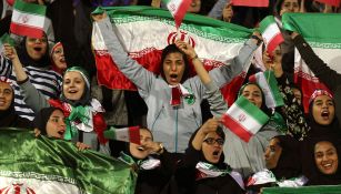 Aficionadas de Irán celebran dentro de un estadio