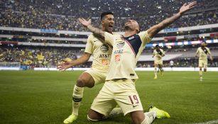 Jugadores del América celebran gol contra Pumas