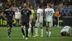 Layún se lamenta en jugada del Tri