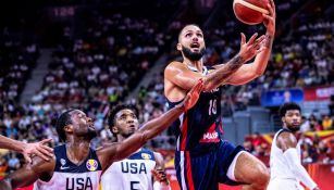 Evan Fournier anota una canasta durante el partido