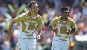 Dante y el Hachita festejan un gol del conjunto auriazul