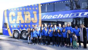 Jugadoras de Boca Juniors, junto a su camión