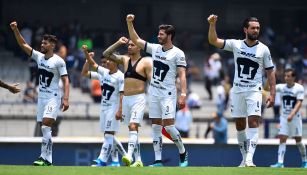 Jugadores de Pumas celebran triunfo de la afición