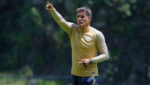 Míchel González en un entrenamiento con Pumas 