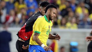 Neymar, conduce el balón en juego de Brasil 