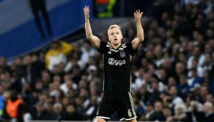 Donny van de Beek lamentándose en un partido con Ajax