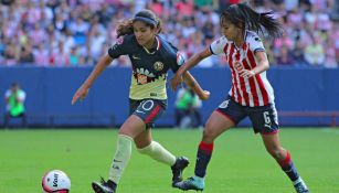 Daniela Espinosa y Susan Bejarano, durante el partido