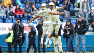 Jugadores de Pumas CU festejan una anotación