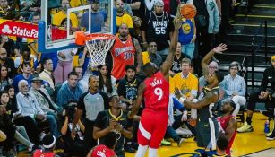 Serge Ibaka durante un partido con los Raptors