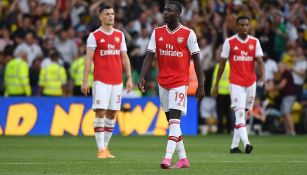 Jugadores de Arsenal, salen cabizbajos del campo