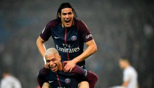 Kylian Mbappé y Edinson Cavani festejan un gol con el PSG