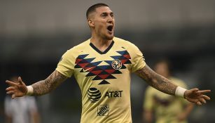 Nicolás Castillo festeja un gol con América en el Estadio Azteca