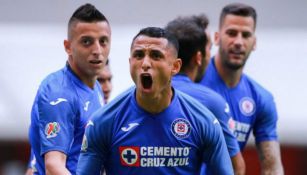 Yoshimar Yotún festeja en un juego de Cruz Azul 