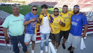 Aficionados de Tigres y Cruz Azul conviven antes del encuentro