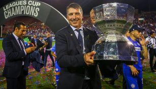 Siboldi presume el trofeo de la Leagues Cup