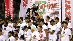 Los jugadores de Leones de Yucatán celebran el campeonato