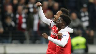 Aubameyang celebra con Saka su gol en Europa League