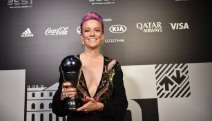 Megan Rapinoe posando con el The Best 