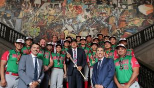 El Presidente de México Andrés Manuel López Obrador junto a la selección mexicana de beisbol infantil