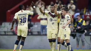 Renato Ibarra, Roger Martinez y Richard Sánchez en festejo