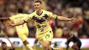 Federico Viñas celebra un gol con América