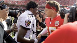 Lamar Jackson y Patrick Mahomes se saludan tras el partido entre Ravens y Chiefs