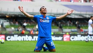 Rafael Baca celebrando una anotación en el Estadio Azteca