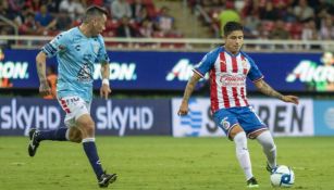 Eduardo López conduce el balón en el Chivas vs Tuzos