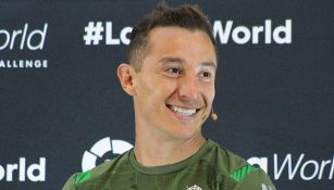 Andrés Guardado sonríe durante una conferencia con Betis