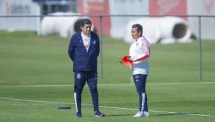 Luis Fernando Tena en el entrenamiento de Chivas