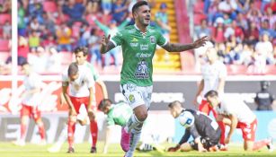 Ismael Sosa festeja una diana contra Necaxa