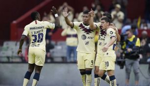 Jugadores del América, en festejo en el Azteca