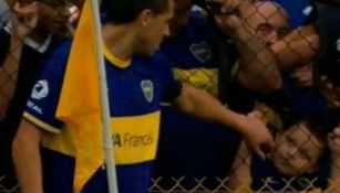 Riquelme tocando a Joaquín en un partido de Boca Juniors