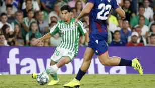 Diego Lainez durante un partido con el Betis