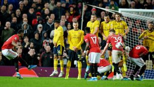 Rashford trata de pasar la barrera del Arsenal en un tiro libre