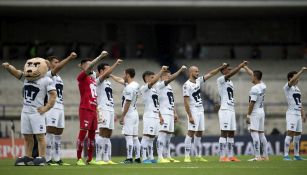 Jugadores de Pumas entonan el 'Goya' antes de un partido