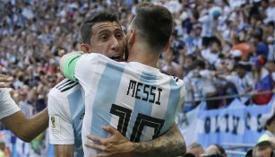 Ángel di María abraza a Messi en el festejo de un gol de Argentina