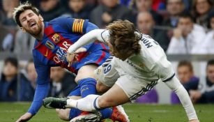 Messi y Modric disputando un balón en el Clásico