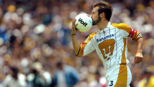 Joaquín Beltrán celebrando una anotación con Pumas 