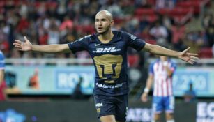 Carlos González celebra el gol del empate ante Chivas